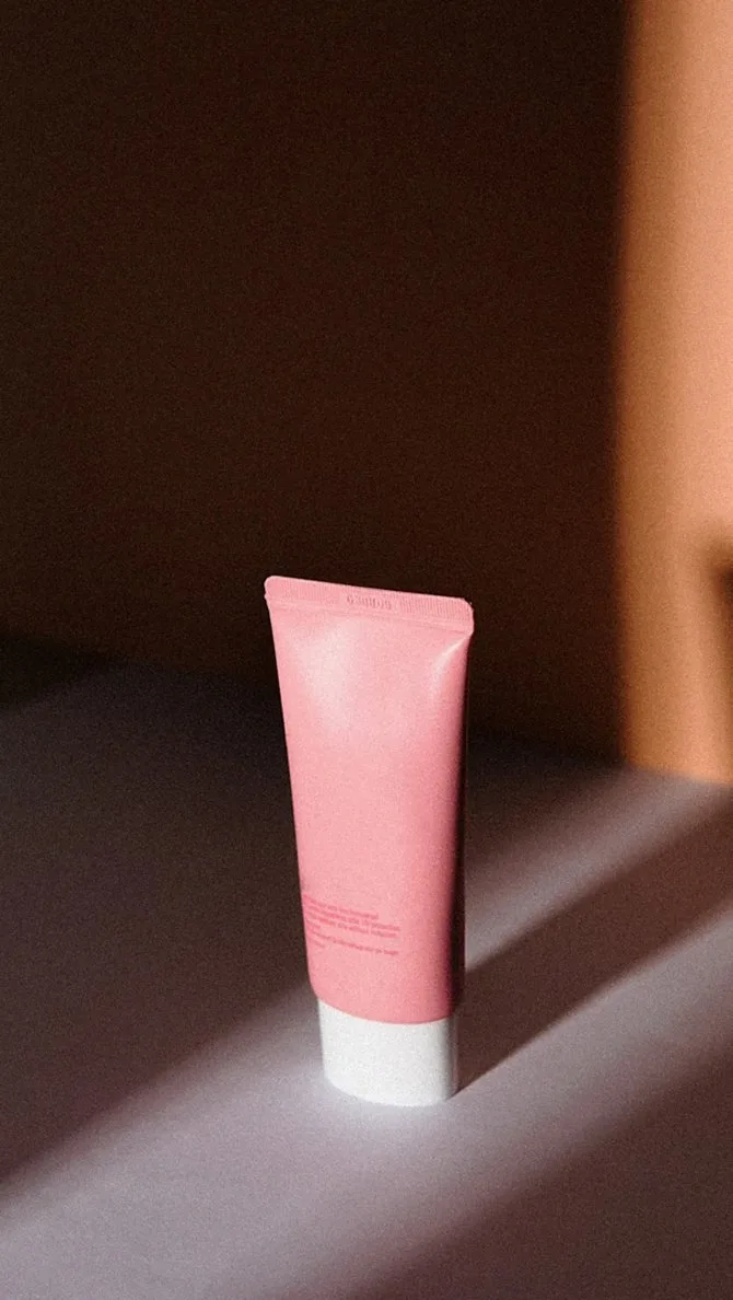 サンスクリーンフルイド SPF50+ PA++++ 40mlのイメージ:ピンク色のチューブ